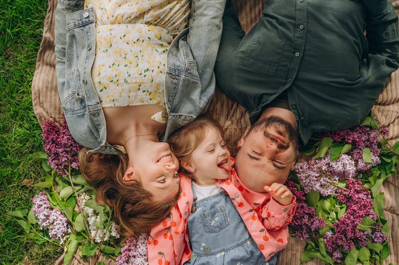 Rodzina Musialskich na pikniku wśród bzów